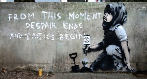 Graffitivel állt ki Banksy a londoni környezetvédők mellett?