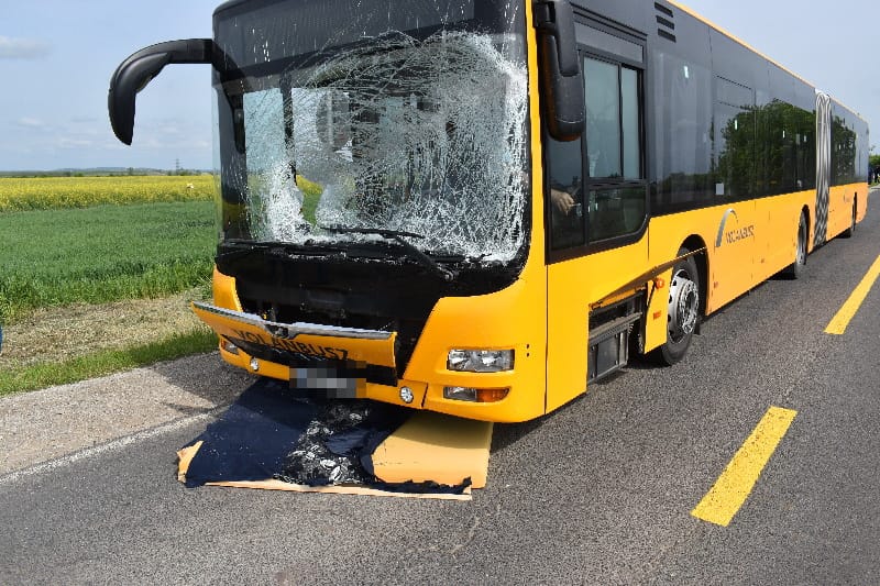 Elszabadult ágy törte össze a menetrend szerinti busz szélvédőjét Sajószentpéternél