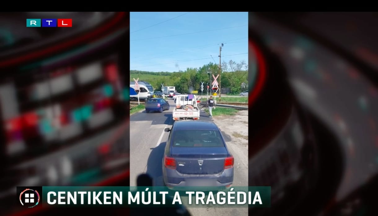 Az utolsó pillanatban kormányozta vissza a sínekről az autót egy sofőr a vácrátóti átjárónál - videó