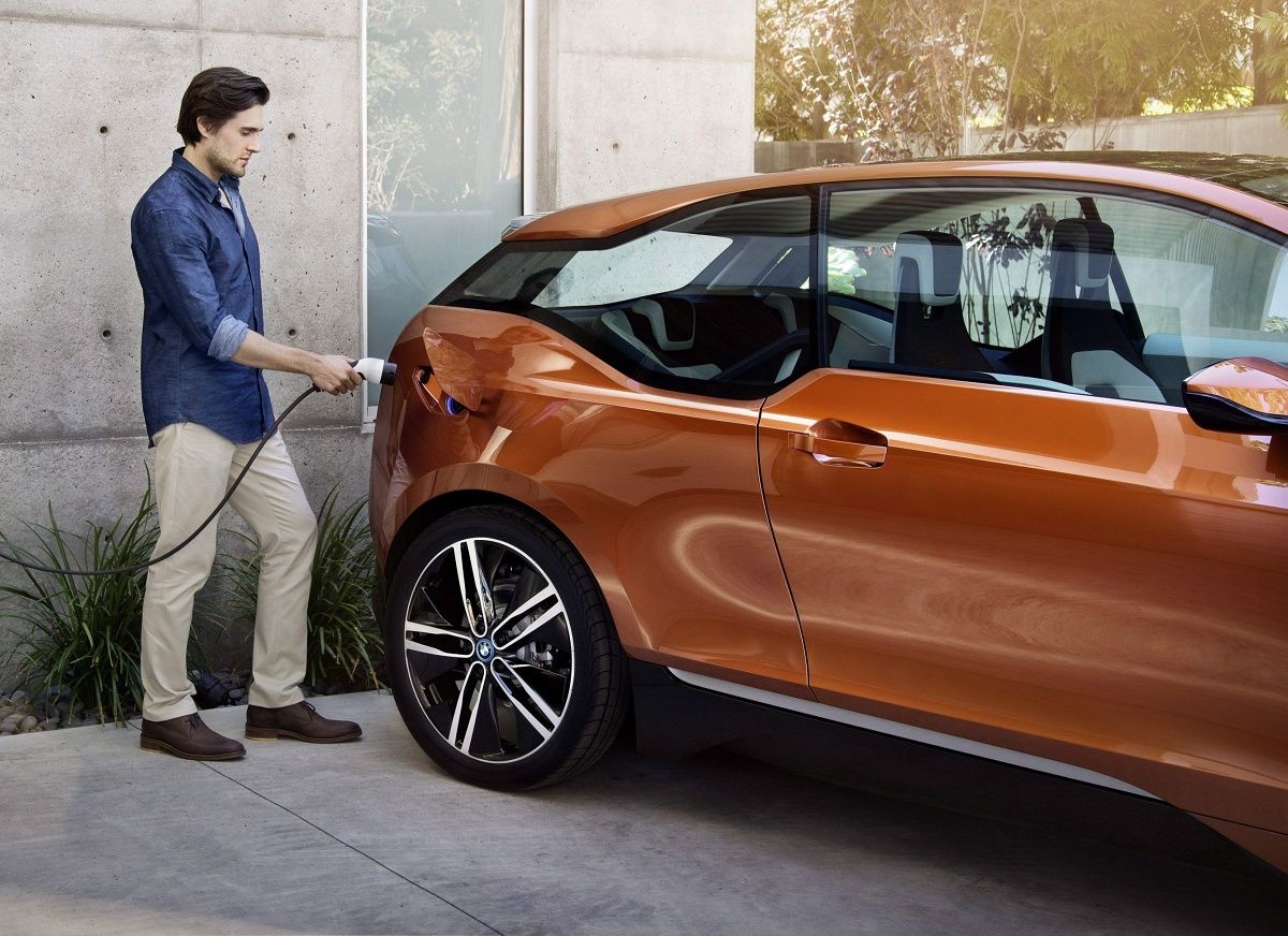 Az utcai lámpákról tankolnának a BMW elektromos autói