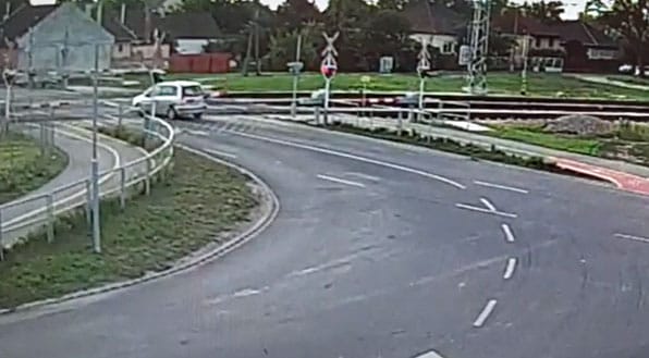 Letörte a vasúti sorompót a figyelmetlen autós Pusztaszabolcsnál, majd jött a váratlan folyatás