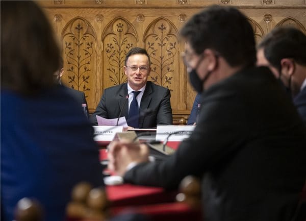 Szijjártó: Év végéig meglehet a Pfizer engedélye