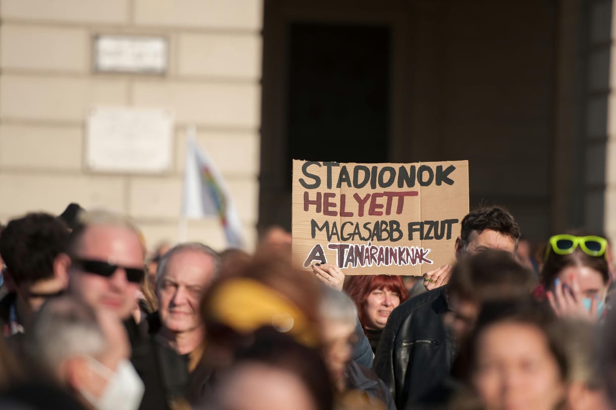 Közgazdászok kiszámolták, miből lehetne jövőre rendezni a tanárok béreit