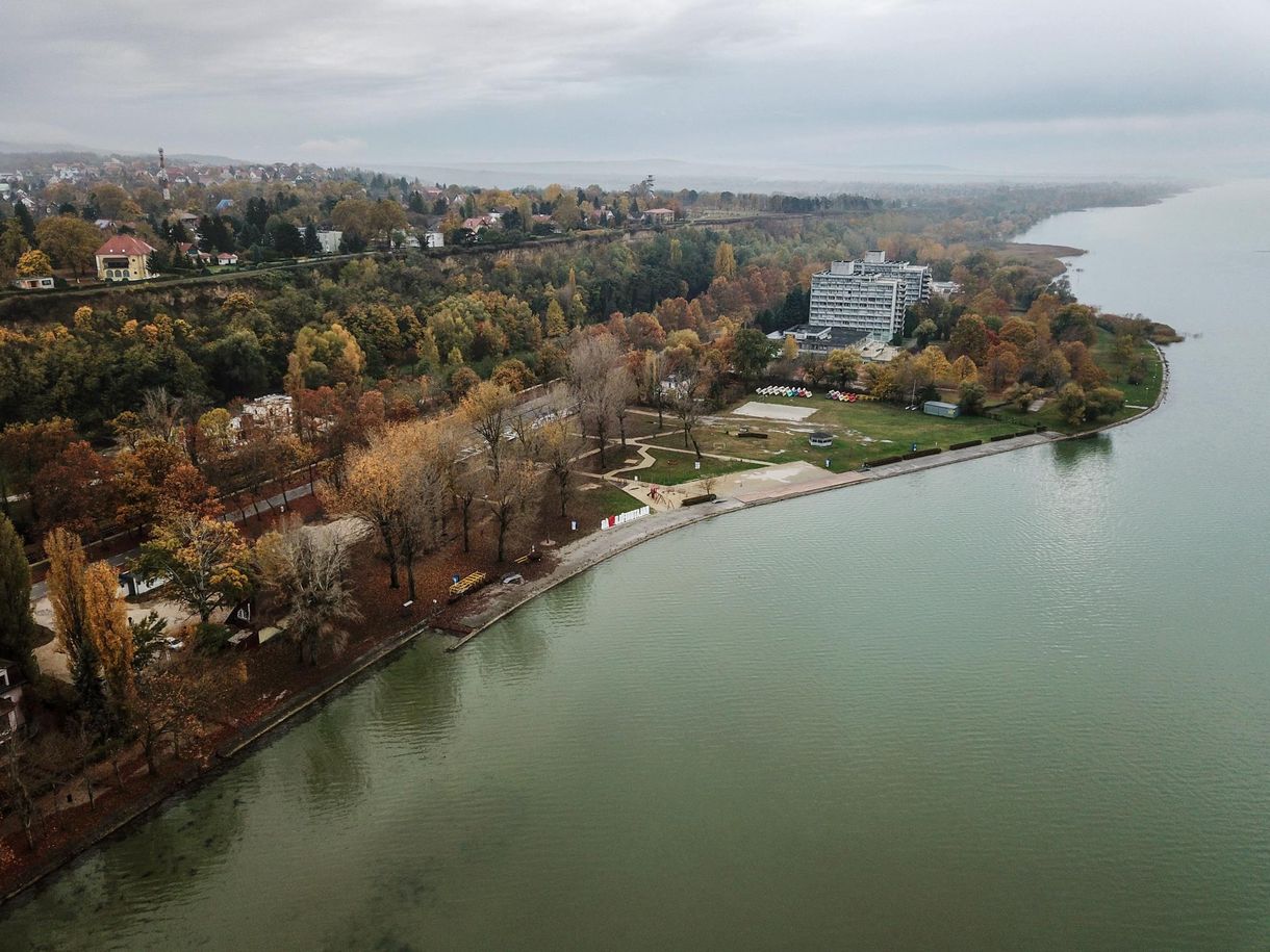 Nyarat idéző tömeg, kígyózó sorok - a Balatonhoz menekülnek a nyaralótulajdonosok