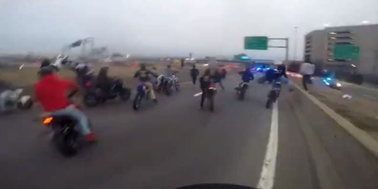Videó: lövöldözésig fajult egy csapat motoros ámokfutása egy autópályán