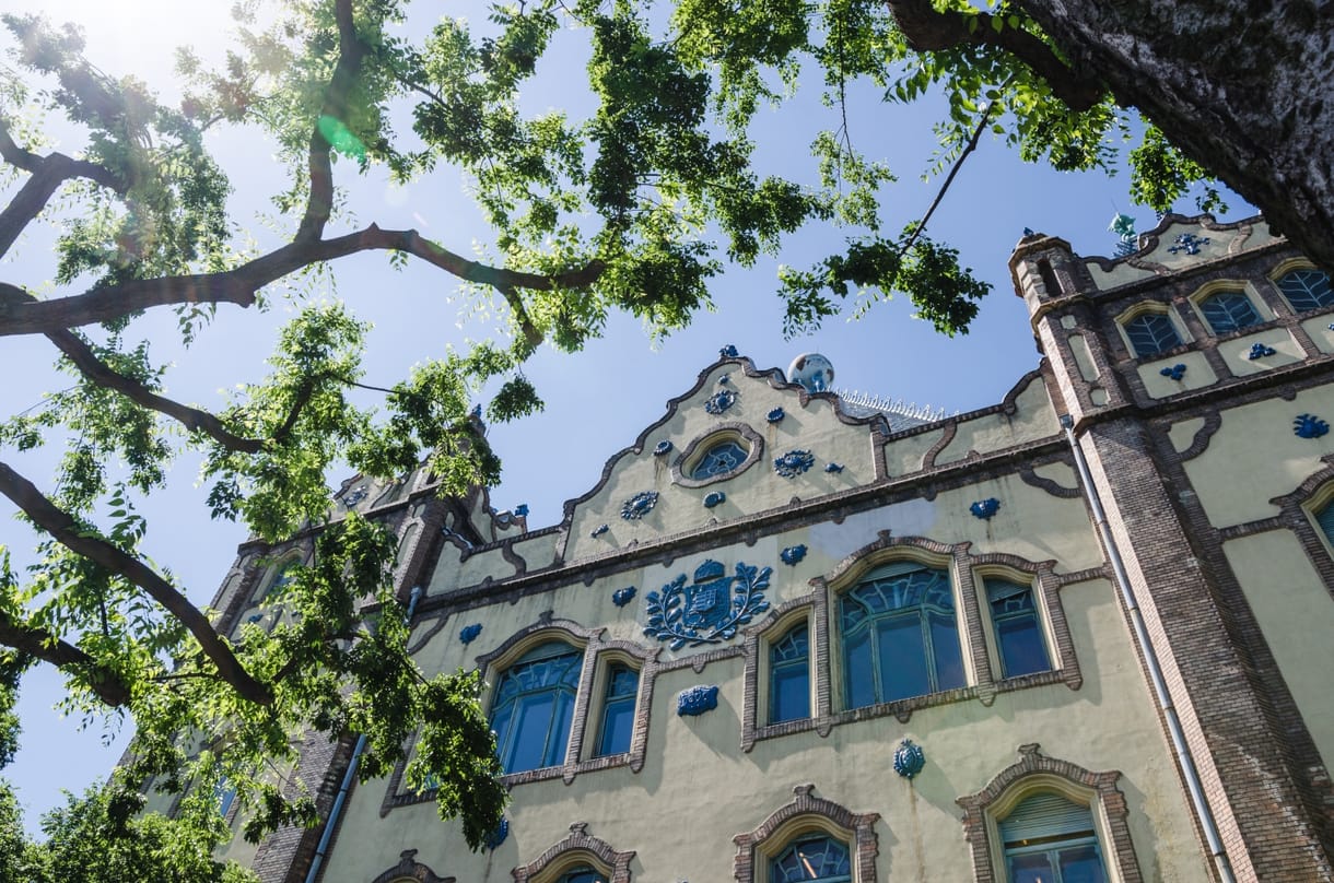 Kik tartják a földgömböt Budapest fölött?