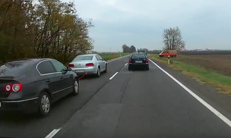 A nap videója: autót vontatva, 120-szal repesztve előztek Debrecen felé