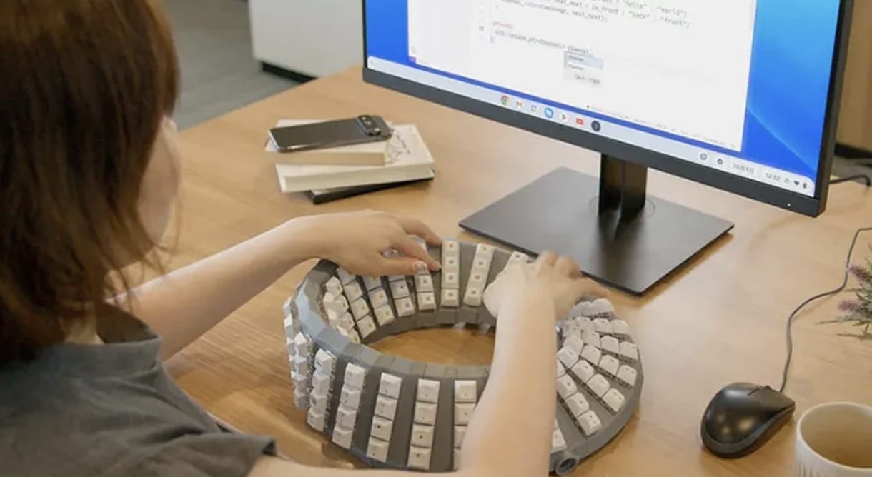 Nincs vége a Google-őrültségeknek: itt a billentyűzet, amely egy Möbius-szalag – videó