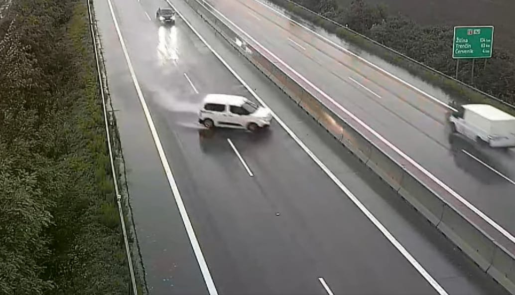 Félelmetes jelenség az aquaplaning, amikor elszabadul az autó – videó