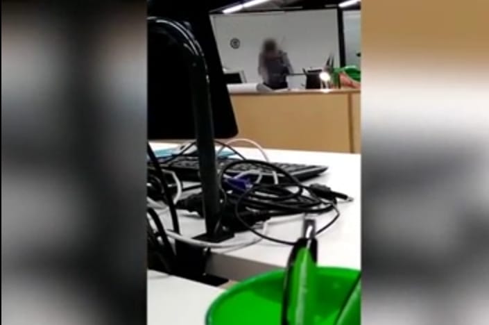 Eldurrant a tanár agya, szétvert a diákok előtt egy laptopot – videó