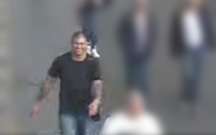 Gyalogos ütött meg egy autóst egy közlekedési vitában a Teréz körúton – őt keresi a rendőrség