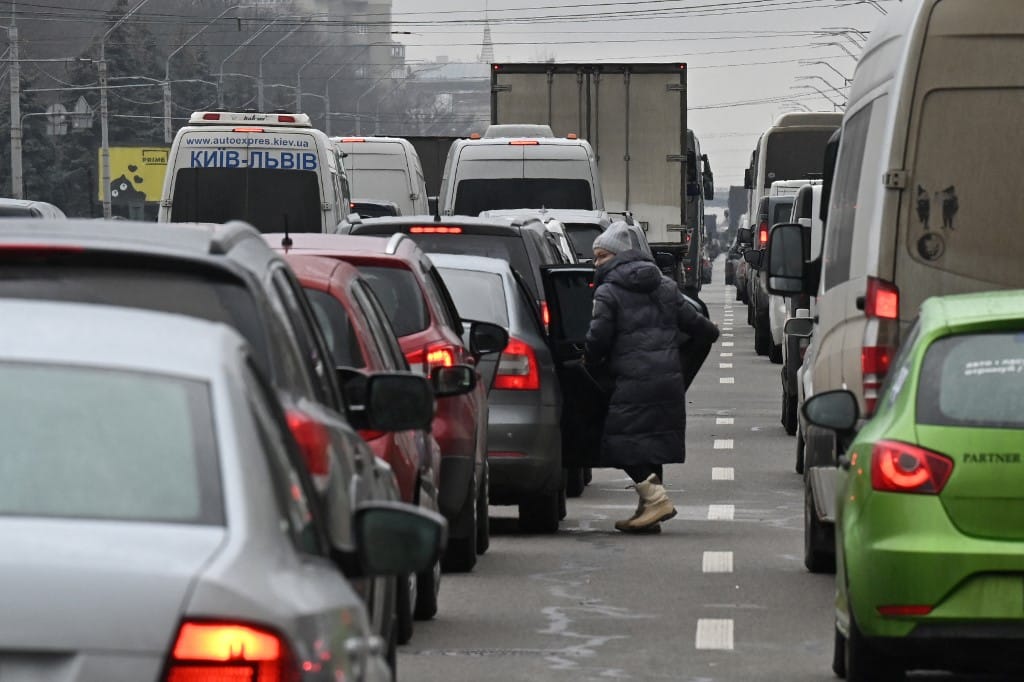 Bőröndökkel, gyalog érkeznek a Kárpátaljáról menekülők a magyar határra