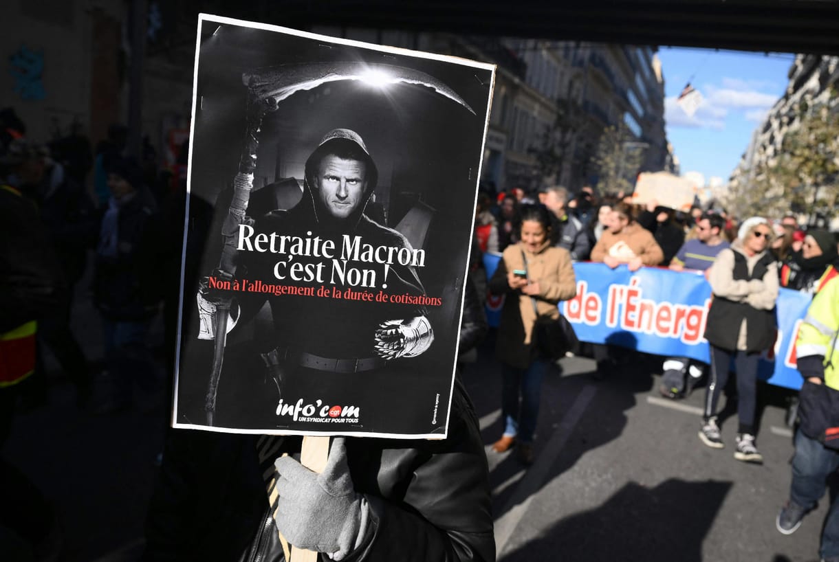 Macron ismét belevágott a nyugdíjreformba, amibe az elődjeinek beletört a bicskája