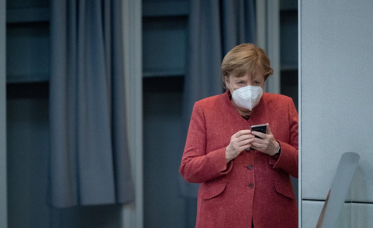 „Angela Merkel mindig magánál tartja két fegyverét, a mobilt és a táblagépet“