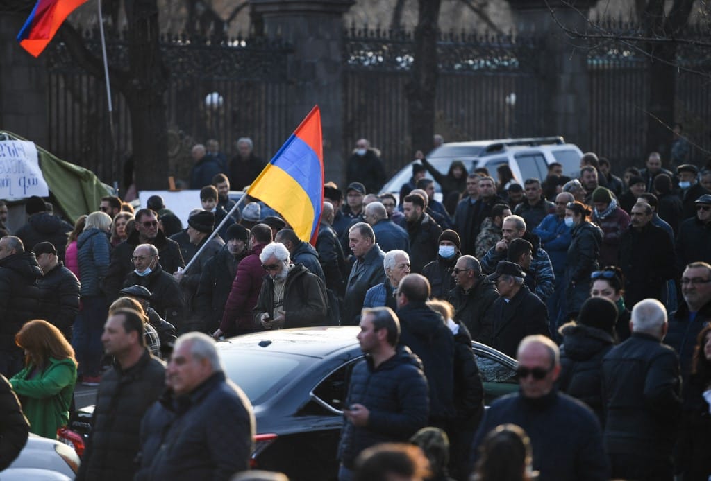 Az örmény miniszterelnök lemondását követelik az elvesztett karabahi területek miatt