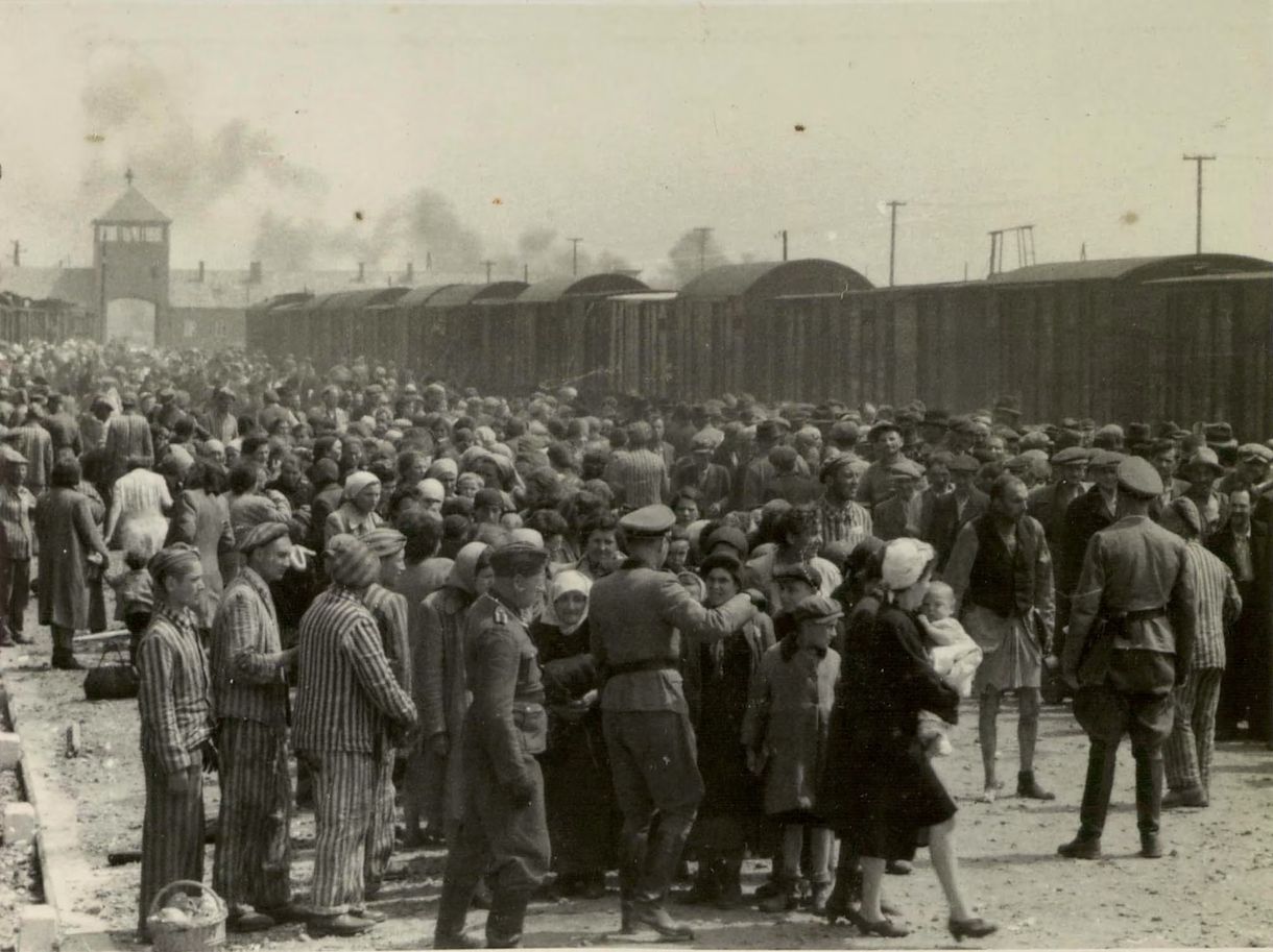 Hoecker SS Oberscharführer (őrmester) szelektál az auschwitzi rámpán egy magyarországi transzport érkezésekor 1944. május 27-én