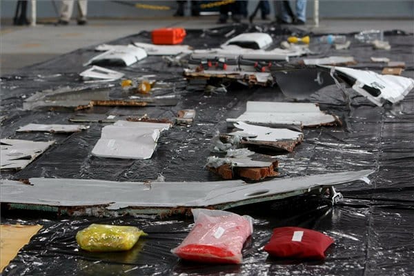 Túlélőt találtak a lezuhant Airbus roncsai között