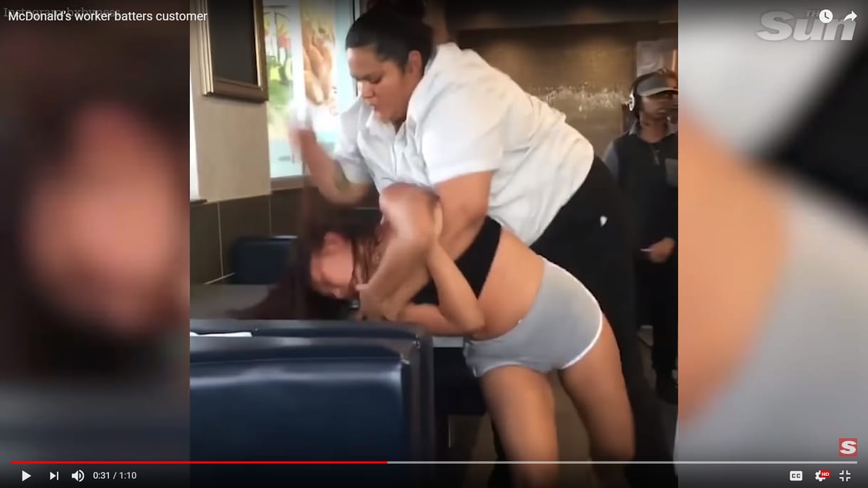Hozzávágta kajáját a McDonald's-os nőhöz, mire az elverte, majd rávágta egy asztalra