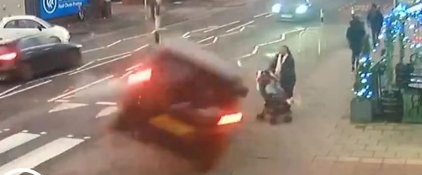 Centiken múlt egy babakocsit toló anyuka és gyermeke élete, akik előtt felborult egy autó – videó