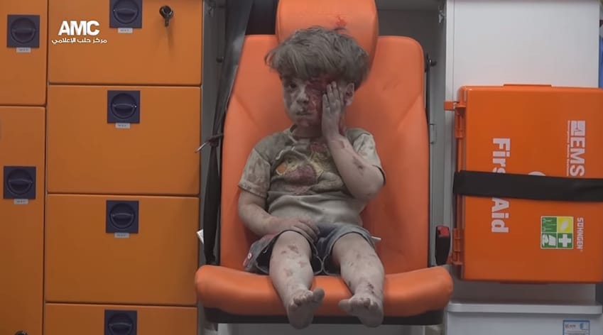 Meghalt a bombázásban az ikonikus fotón szereplő szíria kisfiú bátyja