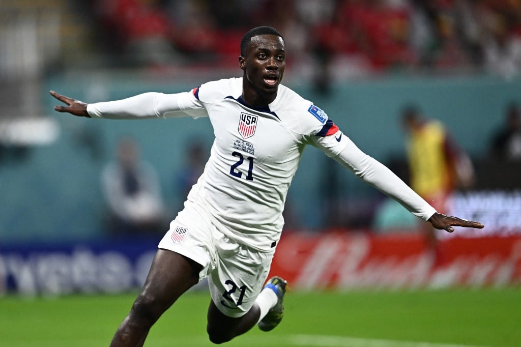Büszke apa – fiával, a Wales ellen gólt szerző Timothy Weah-val vacsorázott Libéria elnöke