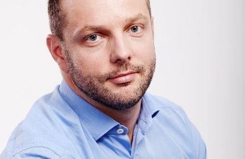 Kábítószer-kereskedelemmel és ingatlanügyi zsarolással vádolják Simonkát