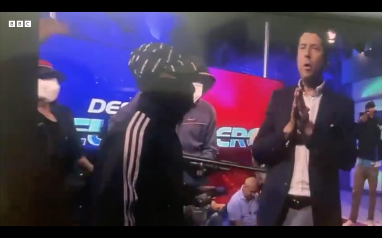 Fegyveresek rohantak be és fenyegetőztek élő adásban egy ecuadori TV stúdióban