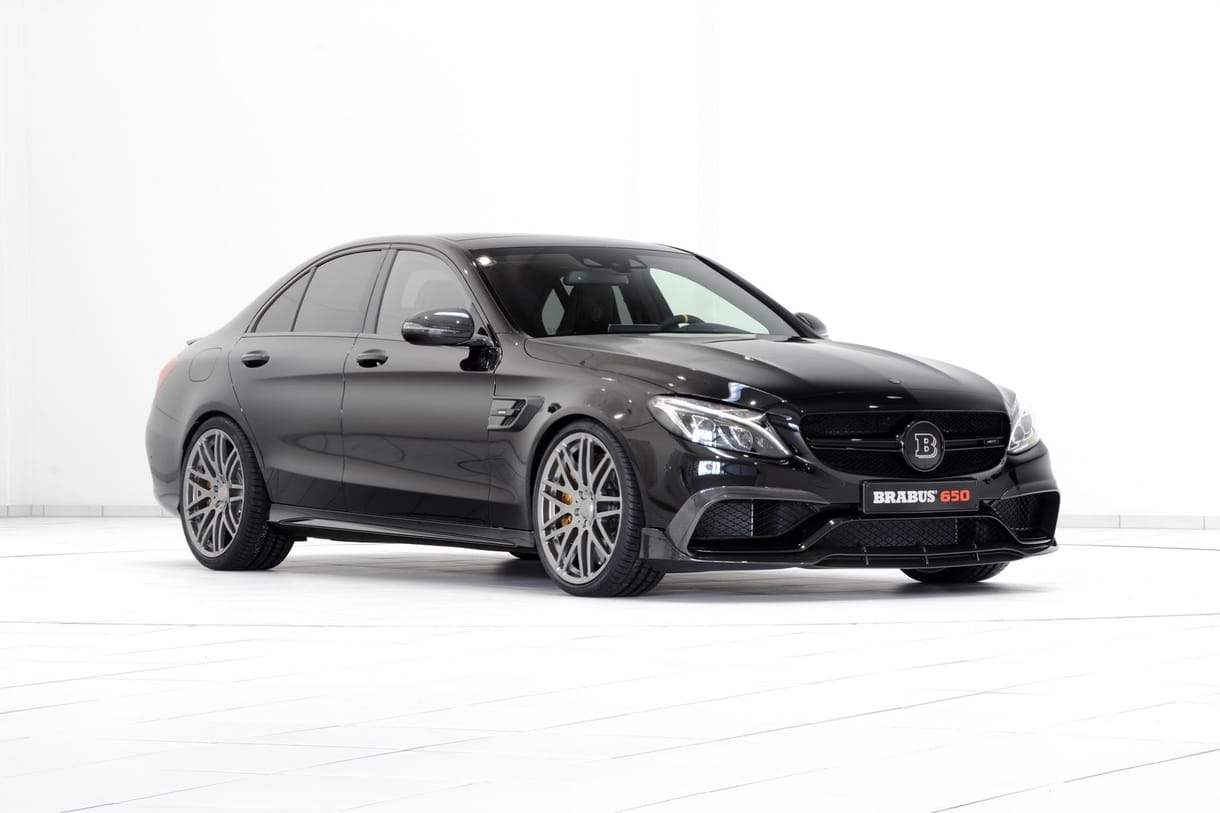 650 lóerős sportlimuzint szabadít a közlekedőkre a Brabus
