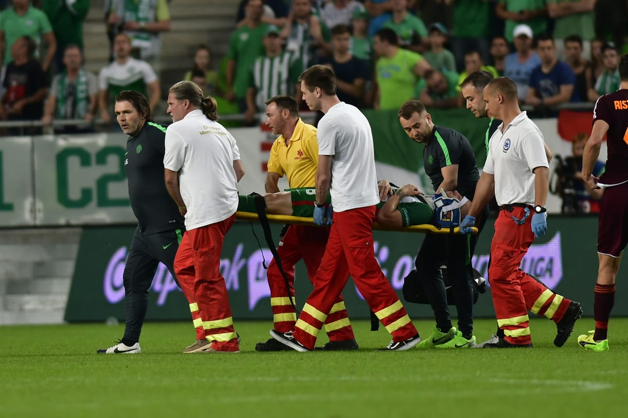 Defibrillátort vittek be egy Fradi-játékosnak a Vasas-meccsen