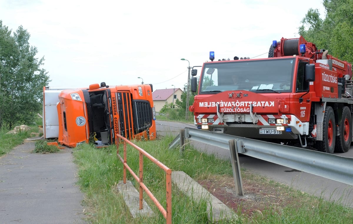 Felborult egy bárányokat szállító nyergesvontató