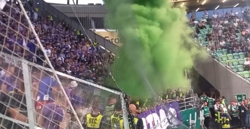Nyomoz a rendőrség, miután valaki távirányítóval indított el egy zöld füstbombát a Fradi–Újpest meccsen a vendégszektorban – videó