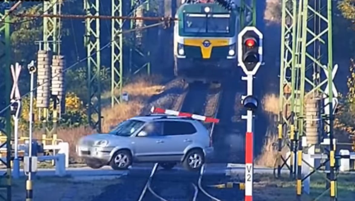 Piktogramokat fest az utakra a MÁV, annyira sokan nem veszik észre a telefon babrálása közben, hogy jön a vonat