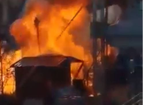 Fáklyaként lángolt, majd felrobbant egy bódé a dunakeszi karácsonyi vásárban – videó
