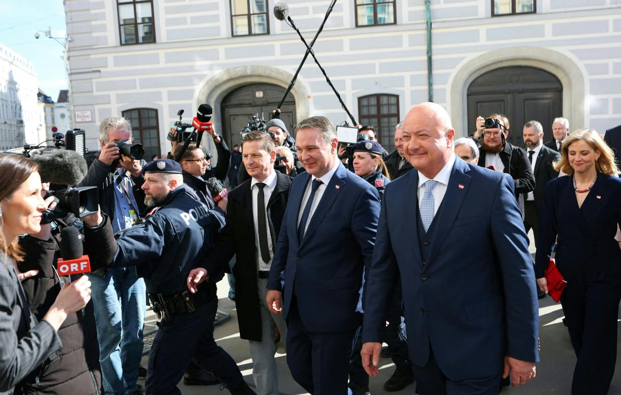 Szokatlan kompromisszumokkal kezdi kormányzását a szaxofonozó és szivarozó osztrák Churchill vezette koalíció