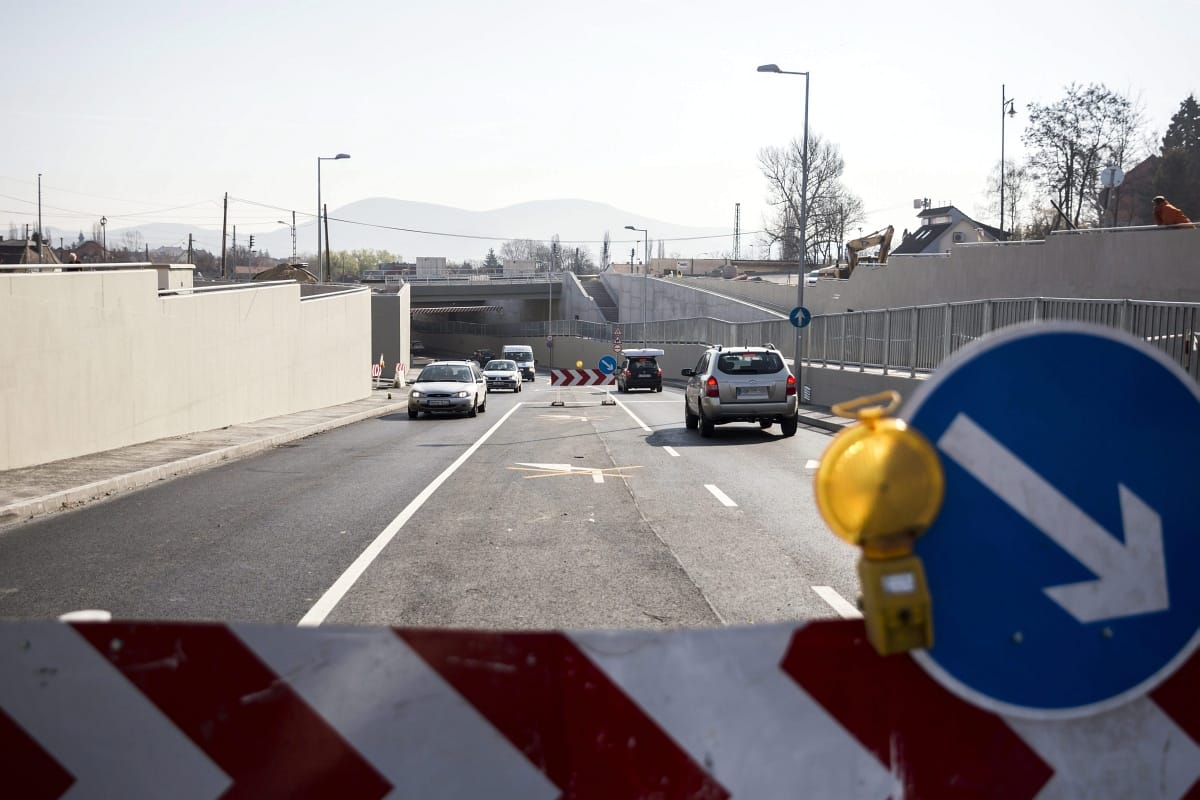 Két hétig aszfaltozzák a 10-es utat Pilisvörösváron, a polgármester azt kéri, kerüljön, aki tud
