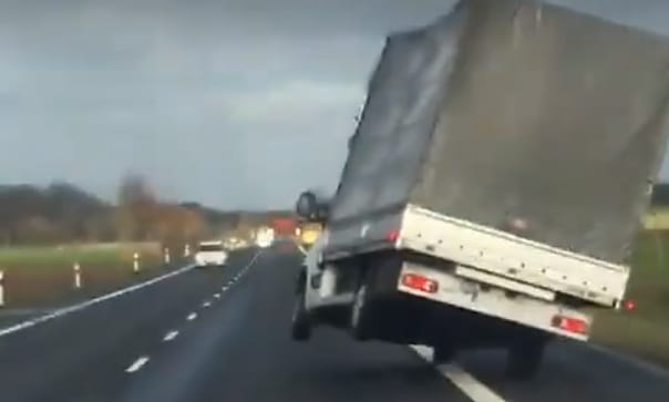 A nap videója: az oldalszél nemcsak a repülőkre, az autókra is veszélyes