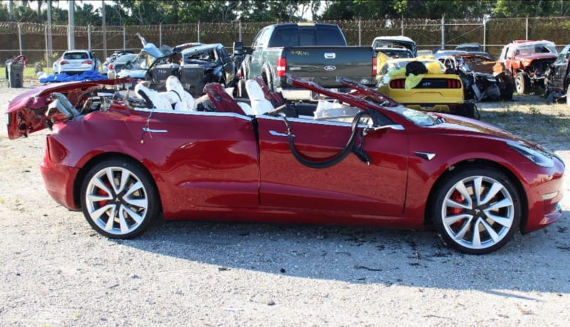 Bekapcsolta a robotpilótát a Tesla sofőrje, 10 másodperc múlva halálos balesetet szenvedett