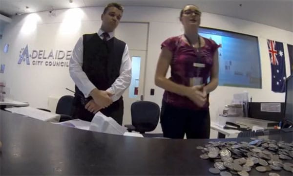 Kekeckedett a parkolási bírsággal, de csúnyán leégett - videó