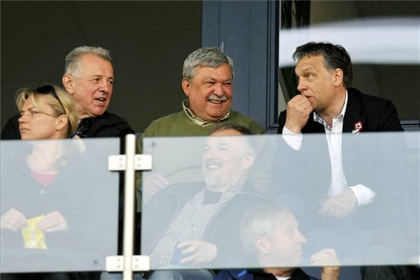 Így szotyolázik Orbán Viktor egy sportingatlanban