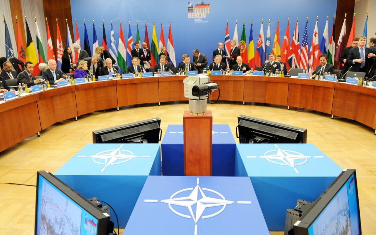Egyelőre nem lesz közös NATO-ellencsapás a párizsi merényletek miatt