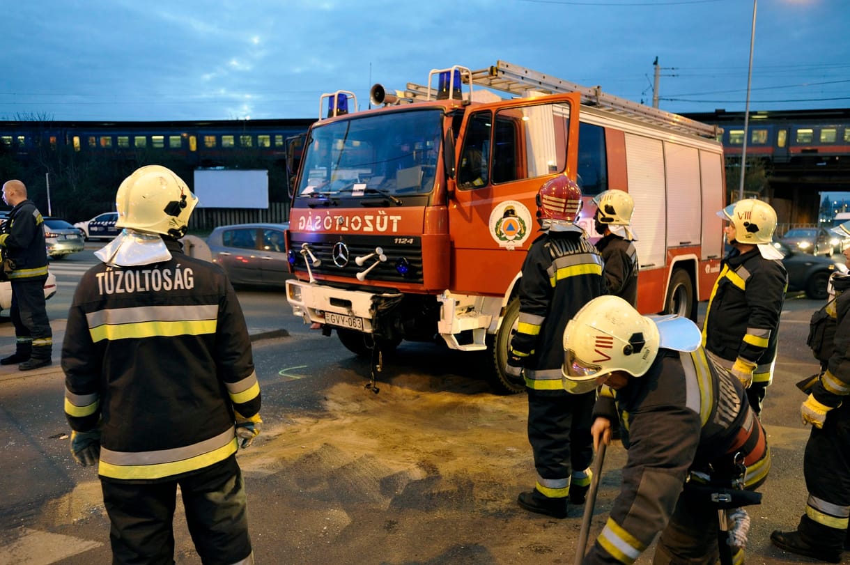 Kigyulladt egy füstölő, egy másik ház teteje és gázpalackok is berobbantak a XVI. kerületben