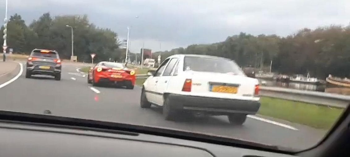 Videó: Tapadt az öreg Opel a Ferrarira, nem volt menekvés