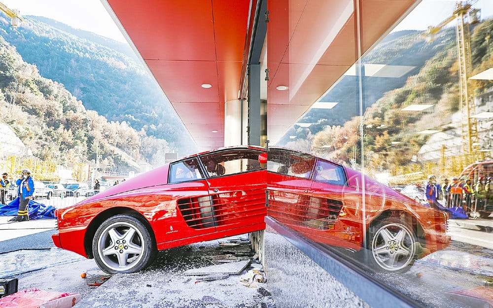 Az egyik legszebb Ferrarival hajtott kirakatba egy idős sofőr