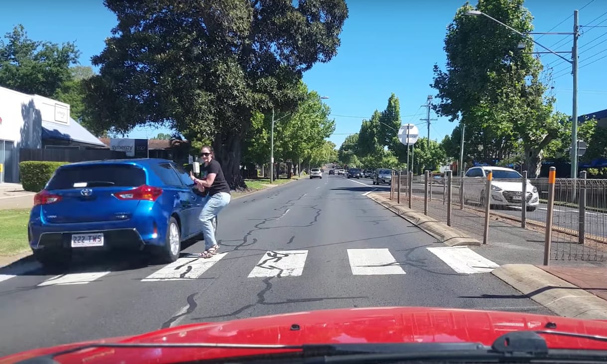 Az év mázlija, ahogy ez a nő megúszta a balesetet – videó