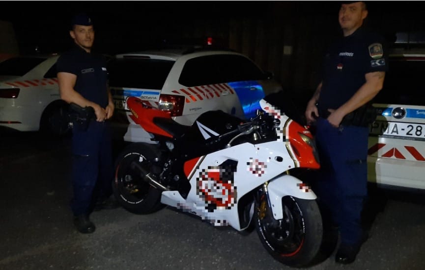 Utcákon versenyző motoros csapatot kaptak el Szegeden