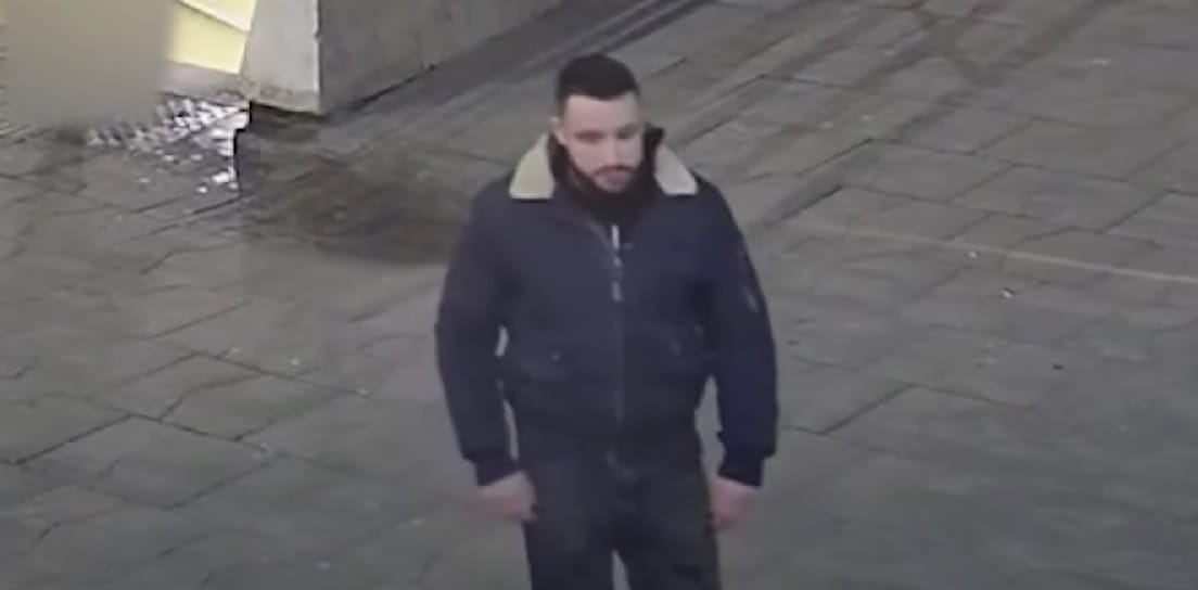 Videó alapján keresik a támadót, aki lökdöste a barátnőjét, majd súlyosan megverte a nő segítségére siető férfit a Deák téren