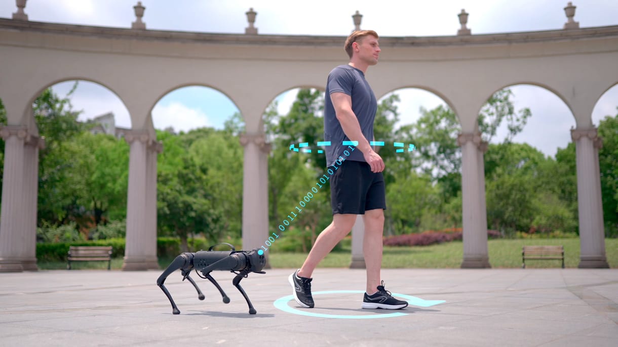 Kétmillióért hozták be a magyar piacra a robotkutyát, ami mindenhova követi és szaltózik is, ha kell