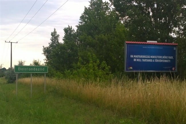 Fotó: Na és Gyurcsánynak mit üzen a Kétfarkú Kutyapárt ellenplakátja?
