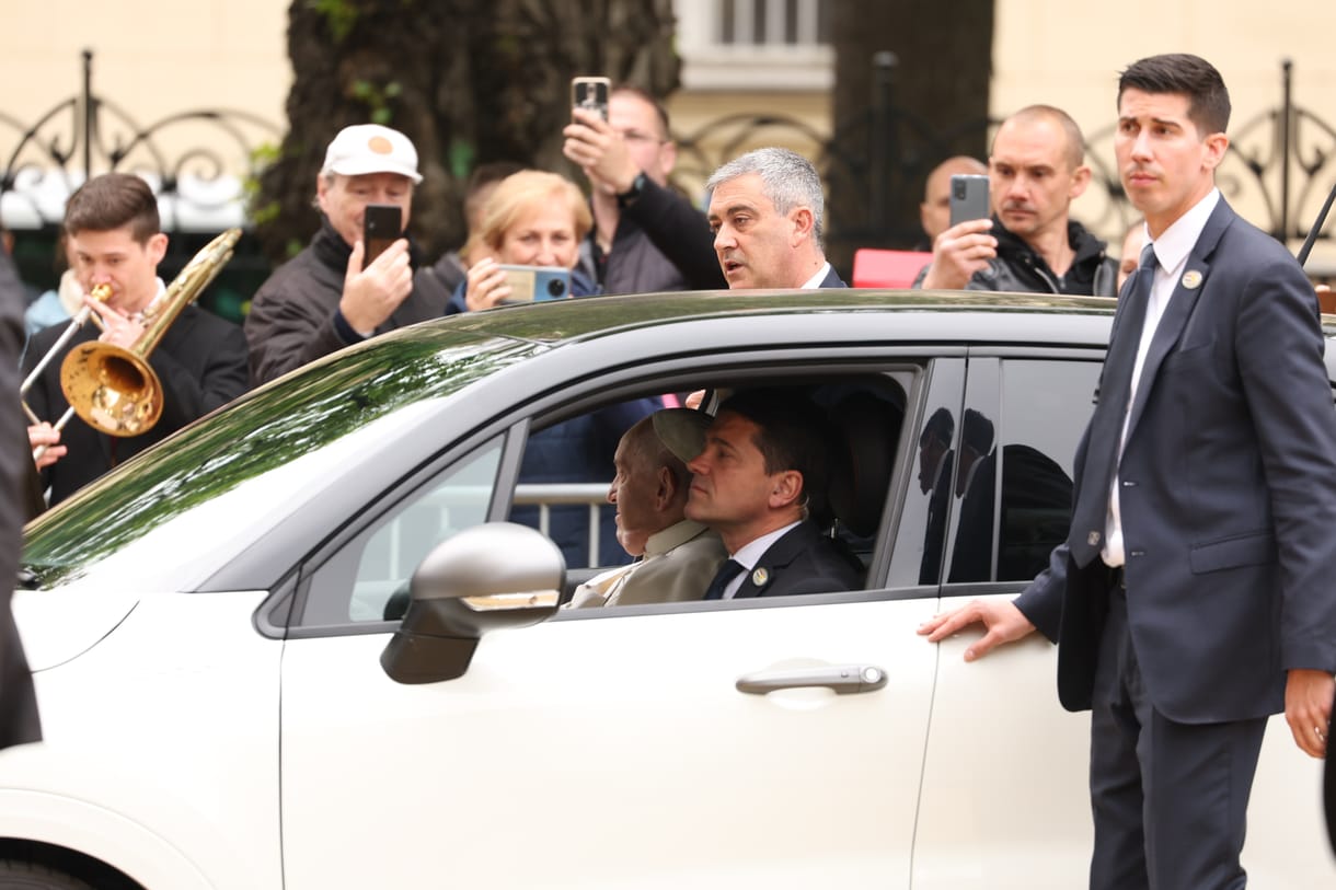 Így érkezett meg Ferenc pápa a Rózsák terére 