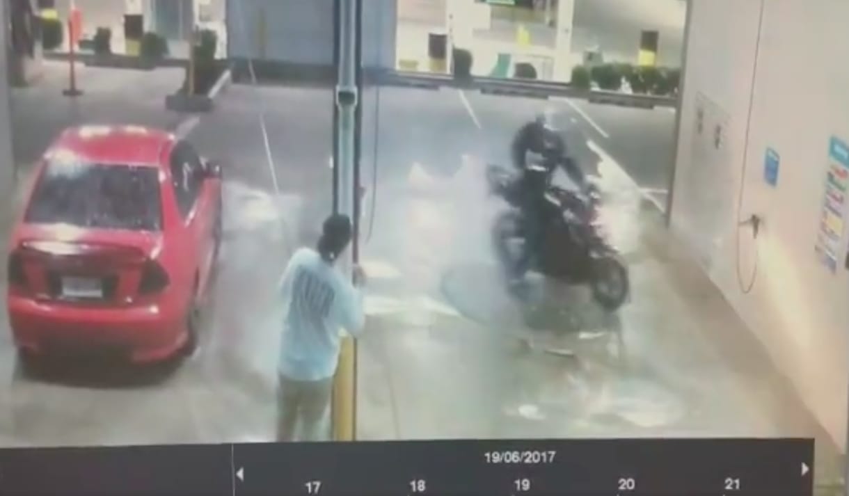 Menőzni akart a motoros, de hatalmas égés lett belőle – videó